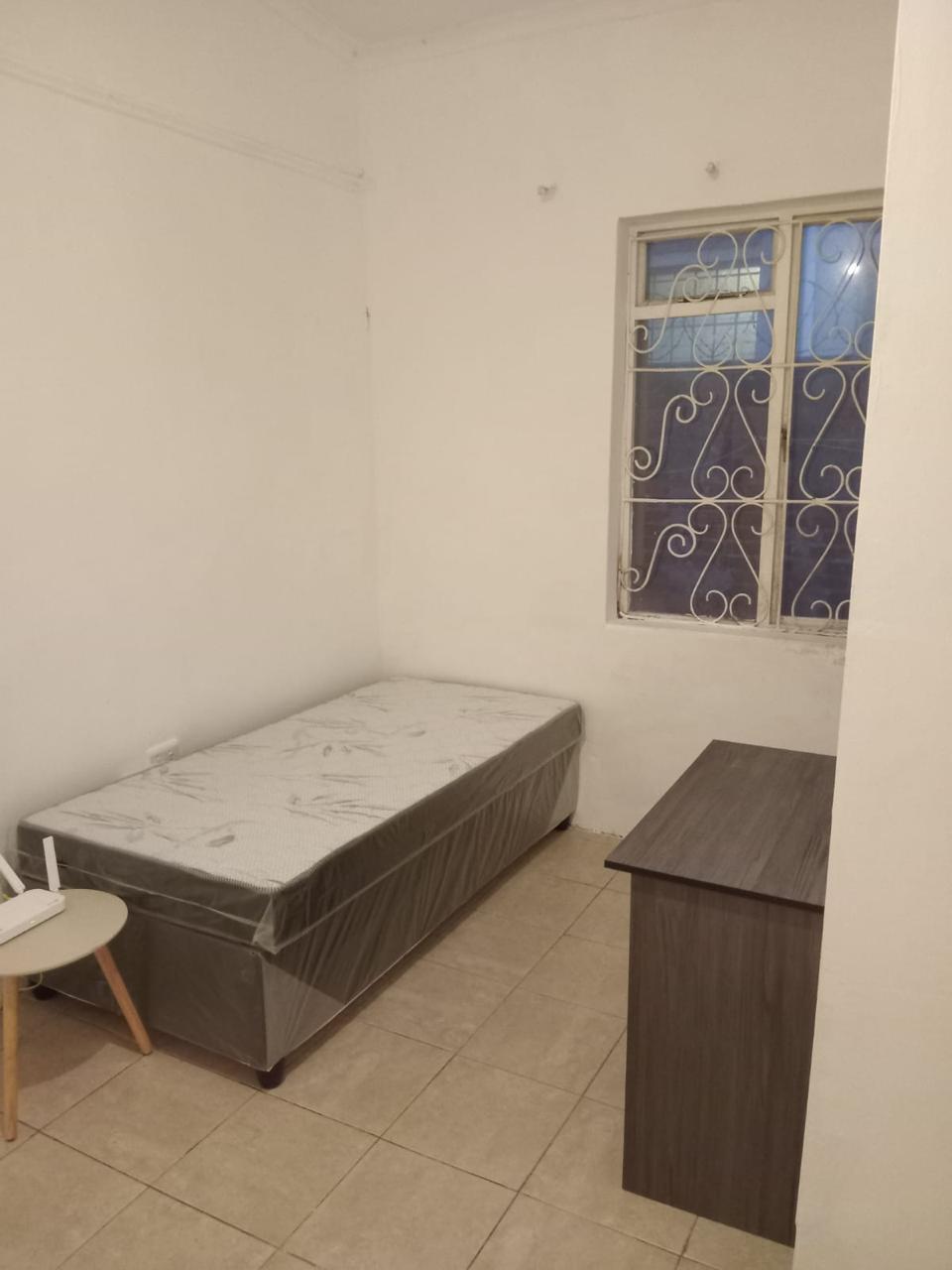A furnished private room with a tiled floor - 1 Church Street Woodstock
